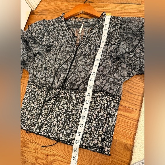 Free People Beatrice Mesh Blouse Top Floral Printed Ruffle
Smocked Sz L - Picture 12 of 13